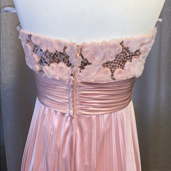 Never worn David’s Bridal Bridesmaid Blush Strapless Dress - Picture 8 of 10